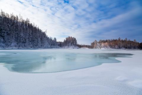 Une étendue glacée en Yakoutie, Arctique. 